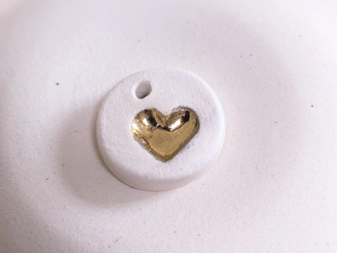 L’or, métal précieux, est posé au pinceau avant une troisième cuisson pour lui donner toute sa brillance.