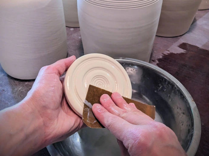 Ponçage fin à la main de nos céramiques funéraires artisanales et françaises.