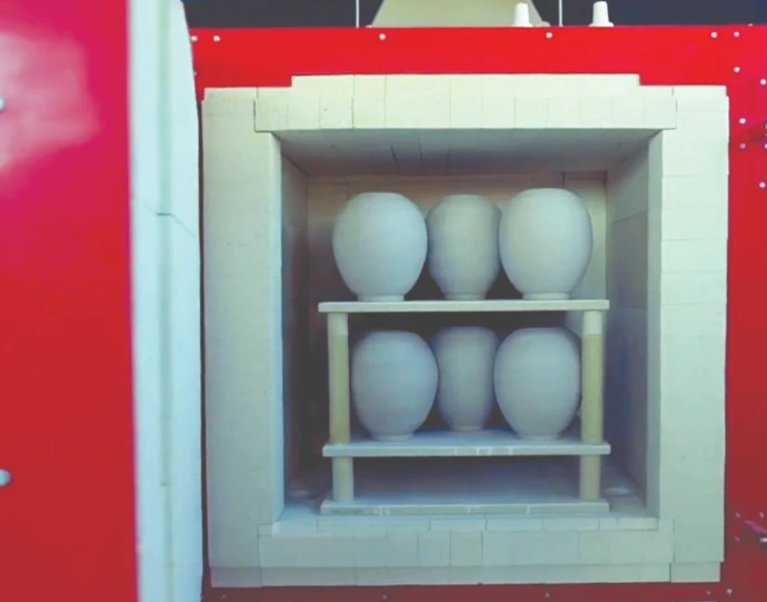 four en céramique avec des urnes funéraires à l'intérieur 