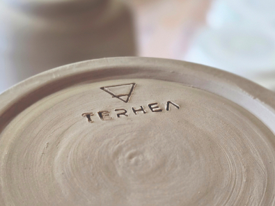 logo TERHEA sur le pied de l'urne par la technique de la terre repoussée 